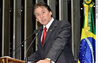 Eunício Oliveira comemora lançamento do Programa Brasil Sem Miséria