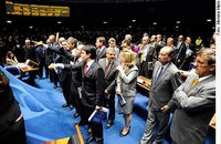 Oposição estende sessão plenária até meia-noite e derruba duas MPs