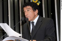 Magno Malta alerta para volta ao Brasil de economista suspeito de pedofilia