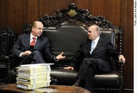 Sarney recebe relatório do TCU com ressalvas sobre contas do governo de 2010