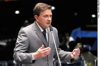 Crivella homenageia bombeiro que socorreu vítimas de deslizamentos no Rio