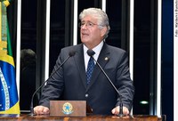 Roberto Requião critica juros altos e alerta para retrocesso industrial