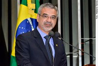 Humberto Costa pede adesão de prefeituras ao programa Brasil Sem Miséria