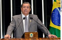 Jayme Campos pede a regulamentação da Emenda 29, que destina recursos à saúde