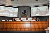 Entrada de telefônicas no mercado de TV a cabo divide opiniões em audiência