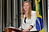 Vanessa Grazziotin responde a críticas de Demóstenes Torres e defende Zona Franca