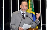 Inácio Arruda defende redução da taxa de juros no país