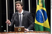 Lindbergh Farias elogia política econômica do governo