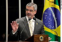 Brasil é único país a crescer reduzindo desigualdades sociais, diz Humberto Costa