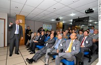 Brasil pretende lançar satélite de defesa até 2014, diz Jobim a senadores