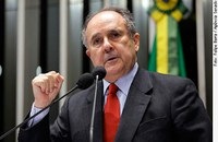 Cristovam Buarque cita FHC para pedir unidade contra a inflação