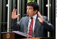 Magno Malta critica revogação de prisão de acusado de pedofilia