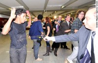 Manifestantes entram em conflito com Polícia do Senado