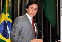 Eunício Oliveira comemora lançamento de rede de banda larga no Ceará