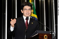 Randolfe Rodrigues defende professores do Amapá, que podem perder até 60% dos salários