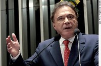 Alvaro Dias protesta contra forma de votação da DRU na CCJ