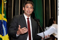 Lindbergh elogia saída brasileira para crise econômica internacional