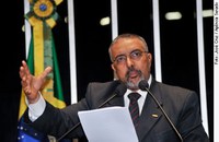 Paim defende reivindicações de brasileiros que trabalham em representações diplomáticas