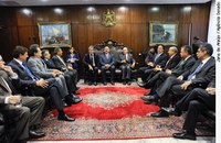 Para aprovar a DRU, governo tenta negociar verba para a saúde até terça