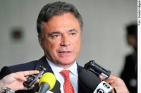 Alvaro Dias diz que Mantega deve esclarecimentos ao Senado