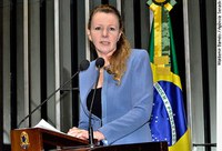 Vanessa Grazziotin quer fiscalização do governo federal sobre obras da Copa