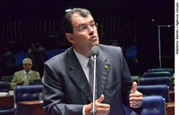 Eduardo Braga pede discussão de política nacional de segurança pública