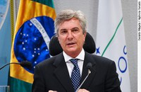 Collor protesta contra cancelamento de contrato dos EUA com a Embraer