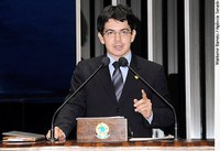 Randolfe Rodrigues homenageia Janary Nunes, primeiro governador do Amapá