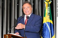 Alvaro Dias critica fala de secretário da Fifa, mas aponta atraso e falhas nas obras para a Copa de 2014