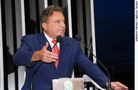 Baixo crescimento da economia é resultado da falta de reformas no país, diz Alvaro Dias