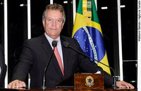 Lauro Antônio aplaude projeto que pune empresas que pagarem salários menores a mulheres