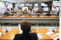 Divergências sobre aborto marcam debate sobre saúde da mulher