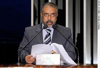 Paulo Paim presta homenagem às mulheres