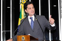 Ricardo Ferraço presta homenagem às mulheres e elogia redução da Selic 