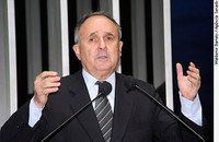 Cristovam pede respeito ao piso salarial de professores