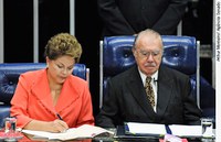 Sarney afirma que Dilma é exemplo de liderança para brasileiros e brasileiras