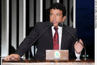 Magno Malta critica projeto que proíbe lutas de MMA na televisão