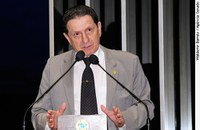 Mozarildo Cavalcanti homenageia jornalista pioneiro de Roraima