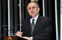 Cristovam sugere impeachment de prefeitos e governadores que não pagam piso do magistério