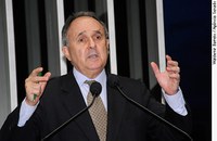 Perda de competitividade da indústria deve ser superada por meio da educação, diz Cristovam