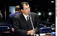 Eduardo Braga comemora votações no Plenário