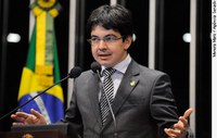 Randolfe Rodrigues: Brasil age como economia do século 19, baseada em ‘commodities’