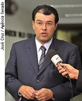 Líderes se reúnem na terça para definir votação da Reforma Política, diz Eduardo Braga