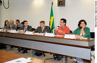 Placa com informações de desempenho escolar divide opiniões