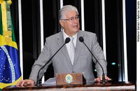  Requião critica veto da Receita a dedução do Imposto de Renda de salário de empregado doméstico