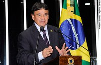 Wellington Dias critica baixo investimento em pesquisa na indústria farmacêutica nacional