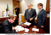 Presidente da Delta entrega documentos à CPI do Cachoeira
