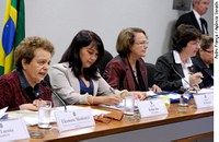 Ministra pede investimento dos estados no combate à violência contra a mulher