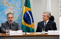 Reação brasileira à crise paraguaia causa polêmica na CRE