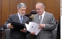Sarney recebe de Celso Amorim informações sobre política e estratégia de Defesa